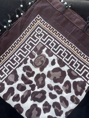 מרובעת מנומרת סיומת פרנזים חום