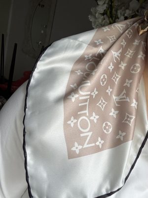 מטפחת lv שמנת משי