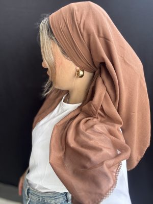 מטפחת מרובעת סיומת תחרה חום